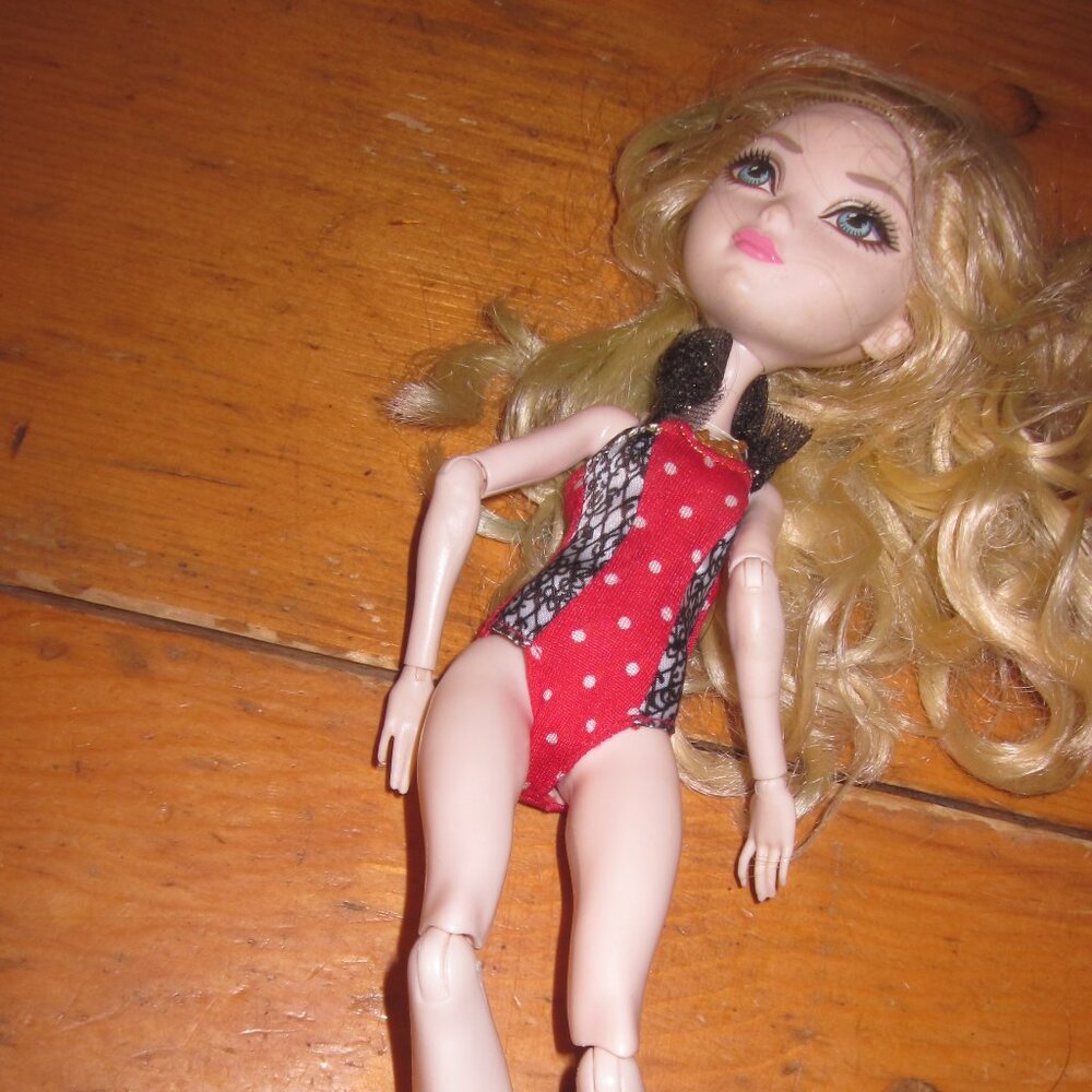 vtg Mattell Ever after High Apple white doll in outfit with shoes